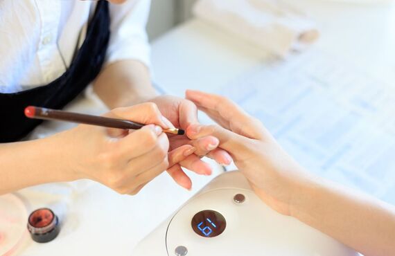 ジェルネイルが熱い・痛いと感じる原因は？5つの対処法もご紹介