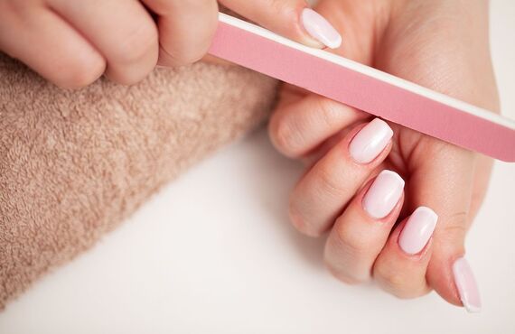 ジェルネイルが変色！？考えられる原因と対処法をご紹介